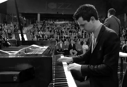 Konrad Paszkudzki performing at a concert